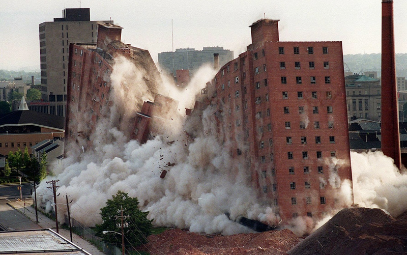 Illustration for article titled The Joy Of Watching Huge Buildings Implode